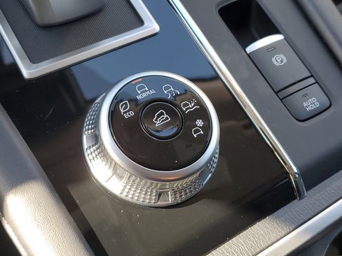 Used 2024 Mitsubishi Outlander SE image 32