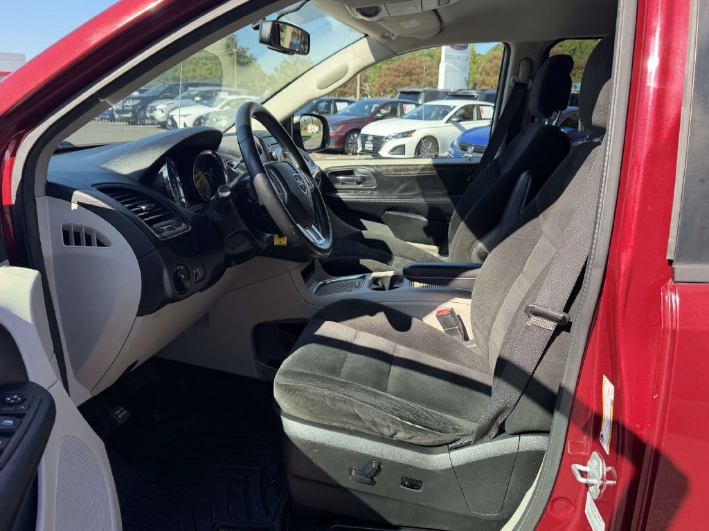 Used 2016 Dodge Grand Caravan SXT w/ UConnect Hands-Free Group FWD image 14