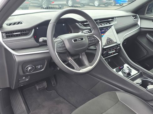 Certified 2025 Jeep Grand Cherokee Altitude image 32