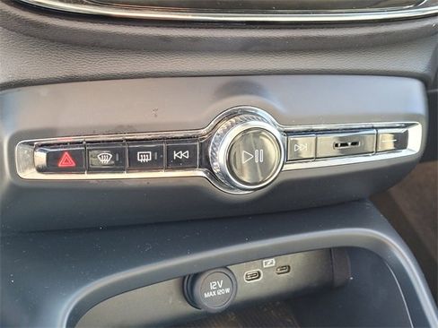 Used 2023 Volvo XC40 B5 Core image 22