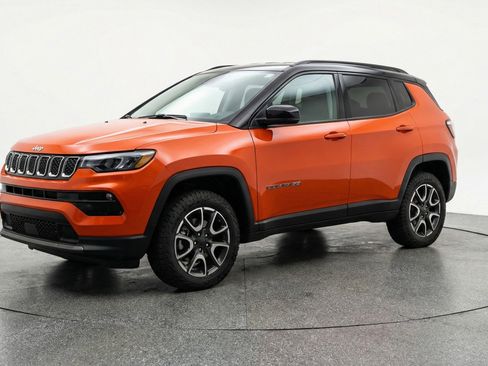 Used 2025 Jeep Compass Trailhawk image 3