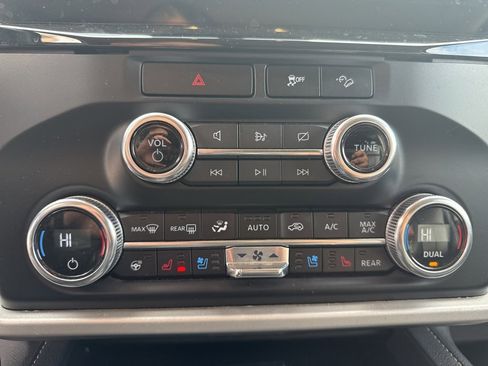 Used 2023 Ford Expedition Max XLT image 12