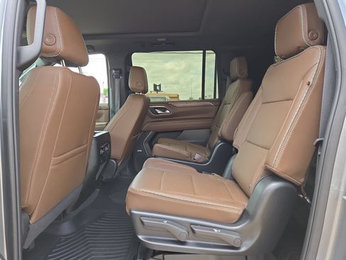 Used 2024 Chevrolet Suburban High Country w/ Premium Package 2 AWD/4WD image 13