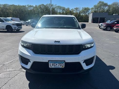 Used 2024 Jeep Grand Cherokee Limited w/ Black Appearance Package AWD/4WD image 2