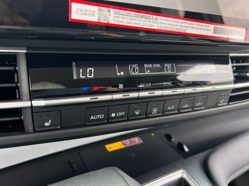 Used 2025 Toyota Sienna XLE FWD image 27