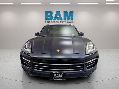 Used 2023 Porsche Cayenne image 2