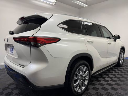 Used 2021 Toyota Highlander Limited FWD image 12