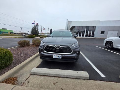 Used 2022 Toyota Highlander XLE image 2