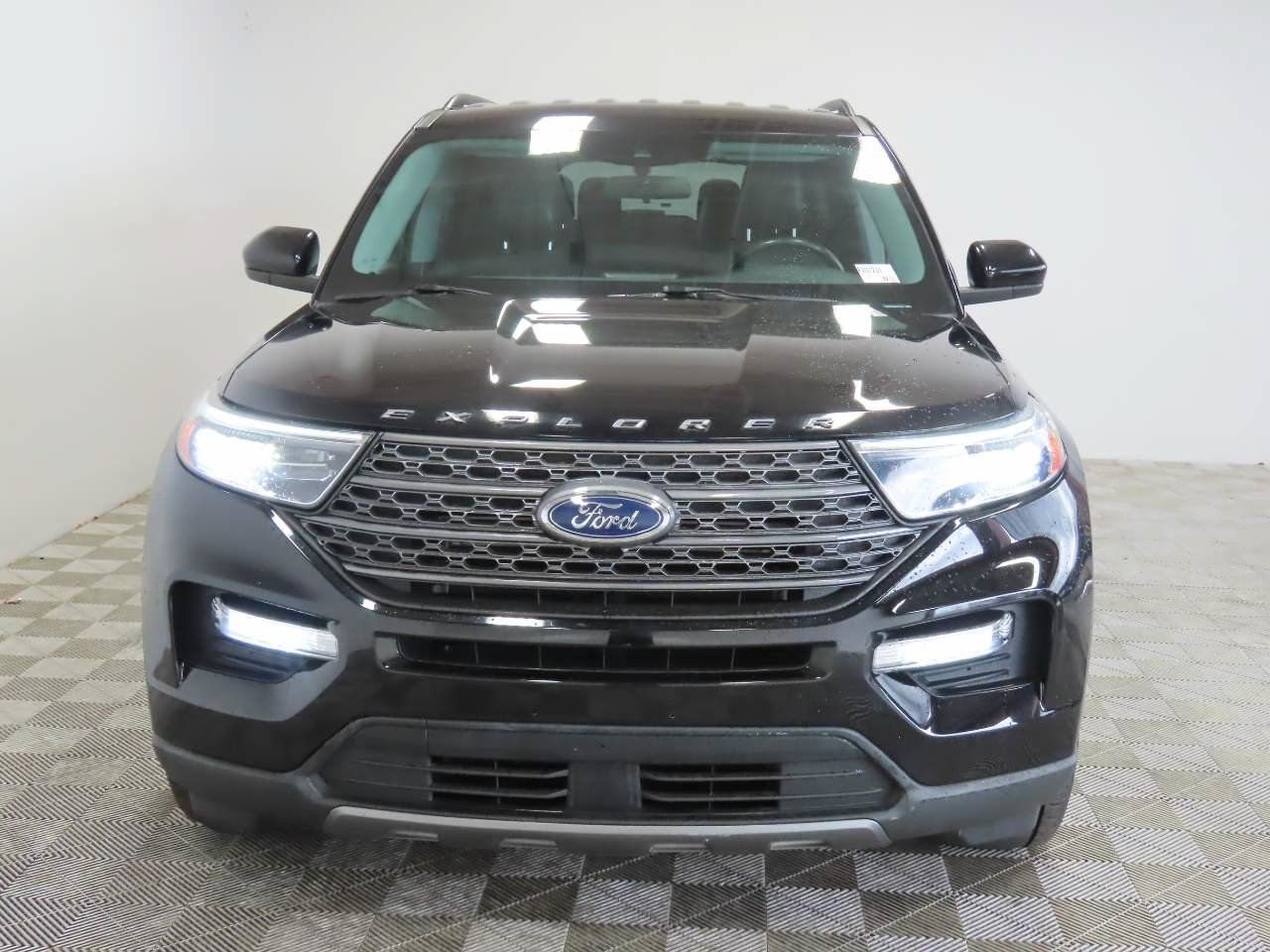 Used 2023 Ford Explorer XLT w/ Equipment Group 202A RWD image 2