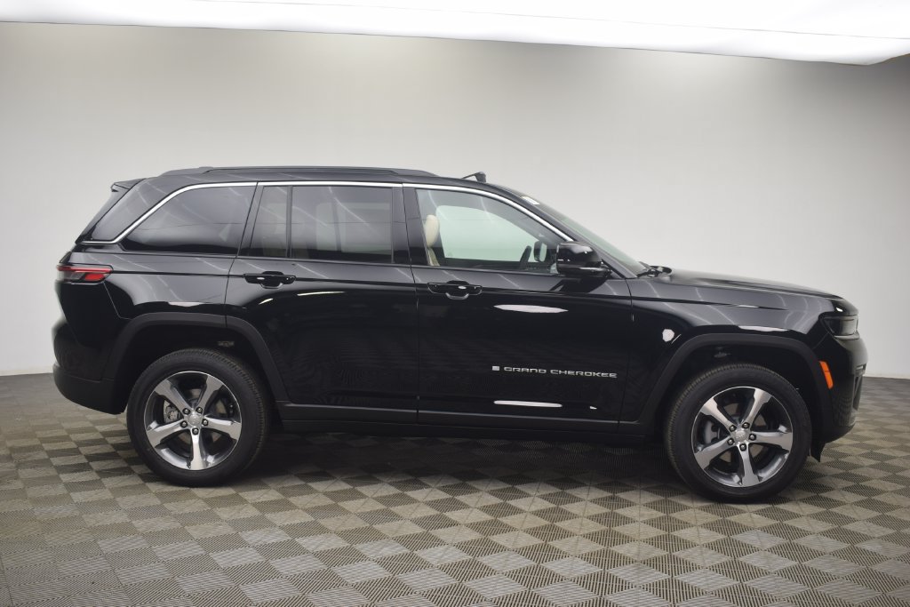New 2026 Jeep Grand Cherokee Limited w/ Luxury Tech Group II AWD/4WD image 4