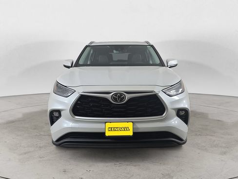 Used 2022 Toyota Highlander XLE AWD/4WD image 2