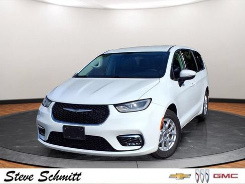 Used 2023 Chrysler Pacifica Touring-L FWD image 1
