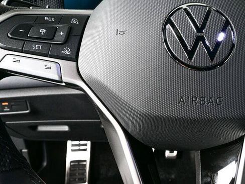 New 2026 Volkswagen Tiguan SE R-Line FWD image 9
