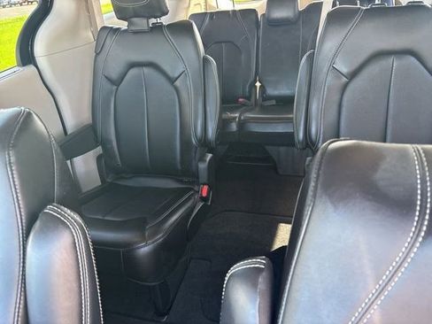 Used 2024 Chrysler Pacifica Touring-L image 28
