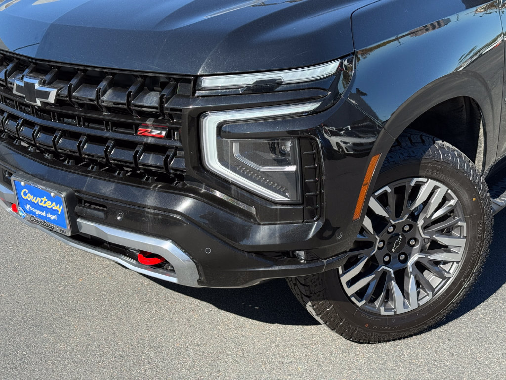 Used 2025 Chevrolet Suburban Z71 AWD/4WD image 3
