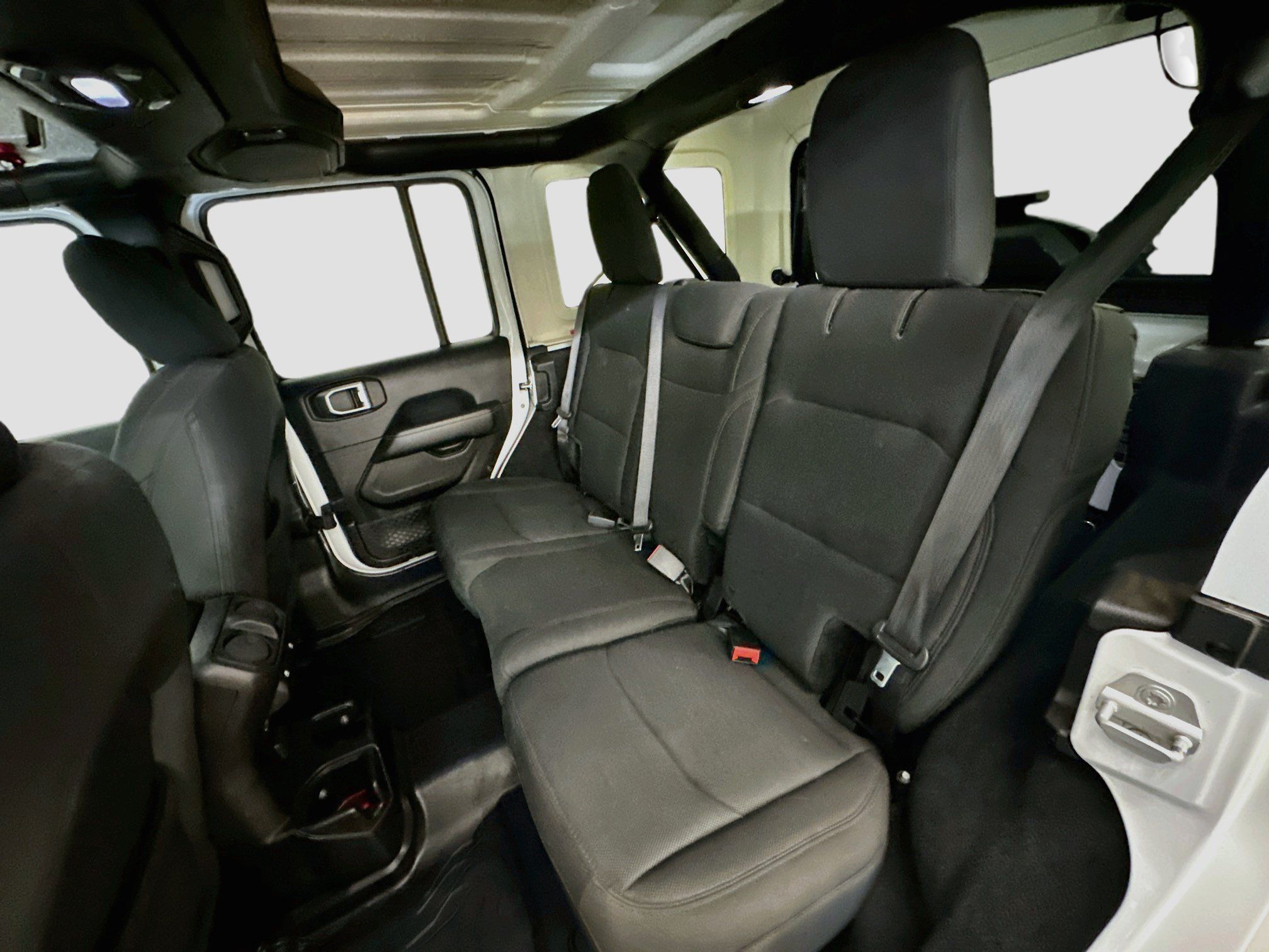 Used 2018 Jeep Wrangler Unlimited Sahara AWD/4WD image 29