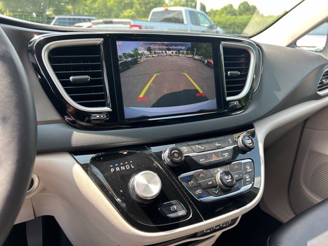 Used 2024 Chrysler Pacifica Touring-L FWD image 25