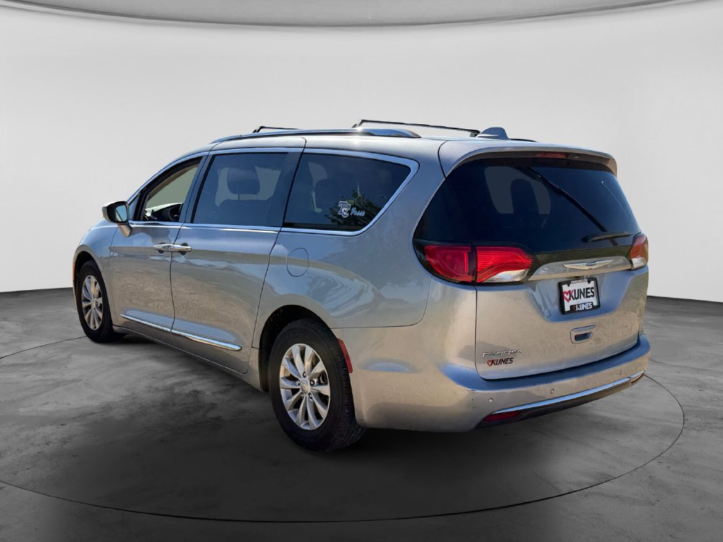 Used 2018 Chrysler Pacifica Touring-L FWD image 6