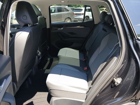 New 2025 Volkswagen Tiguan SE image 24