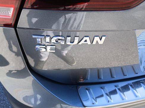 Used 2021 Volkswagen Tiguan SE w/ Panoramic Sunroof Package FWD image 14