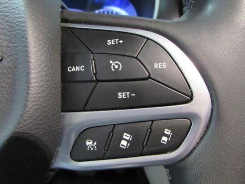 Used 2023 Chrysler Pacifica Touring-L FWD image 26