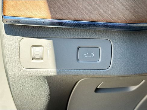 Used 2021 Volvo XC90 T6 Momentum w/ Protection Package Premier image 35