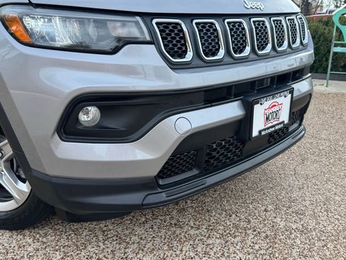 Used 2023 Jeep Compass Latitude image 2