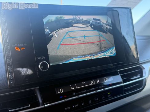 Used 2025 Toyota Sienna LE image 22