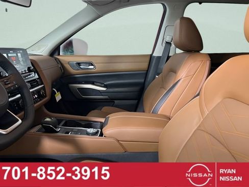 New 2025 Nissan Pathfinder Platinum image 28