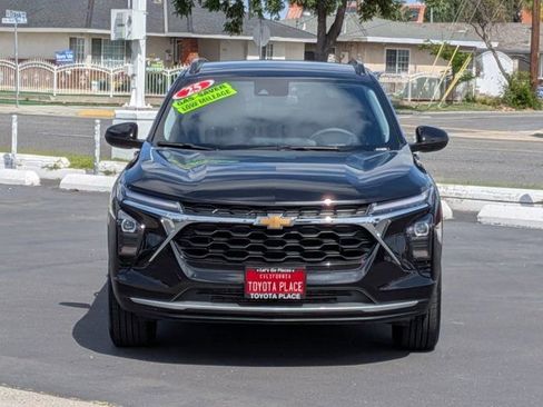 Used 2025 Chevrolet Trax LT FWD image 2