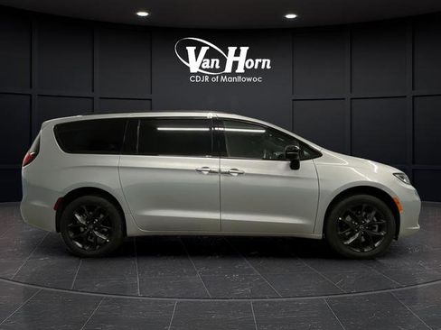 New 2026 Chrysler Pacifica Limited w/ S Appearance Package AWD/4WD image 2