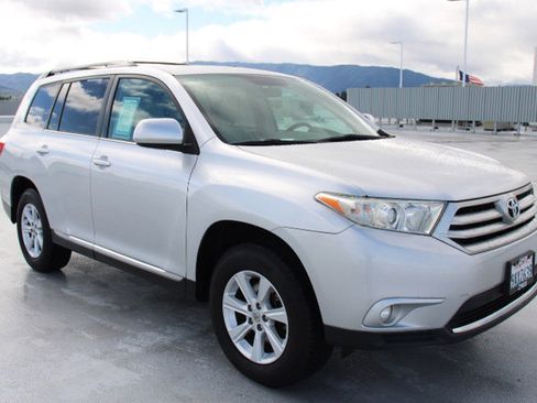 Used 2011 Toyota Highlander 2WD w/ Tech Pkg image 2