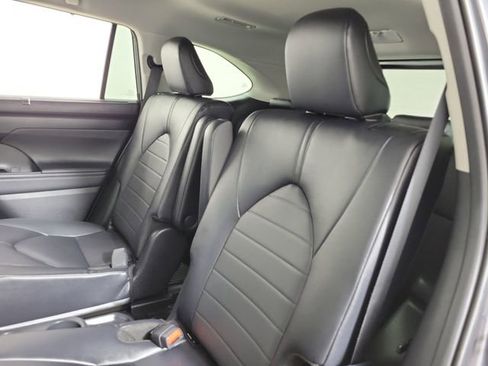 Used 2024 Toyota Highlander XLE image 13