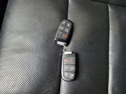 Used 2019 Jeep Grand Cherokee Overland AWD/4WD image 32