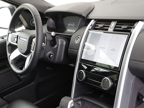Used 2025 Land Rover Discovery S image 22