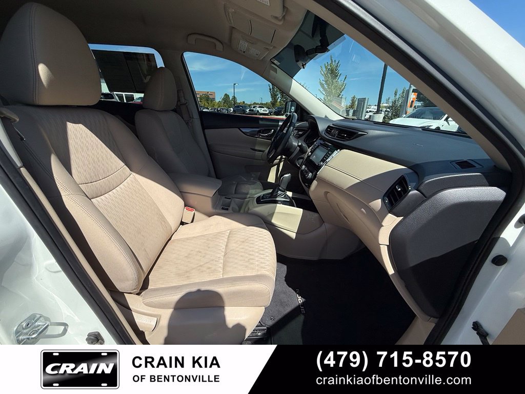 Used 2017 Nissan Rogue SV w/ SV Premium Package FWD image 32