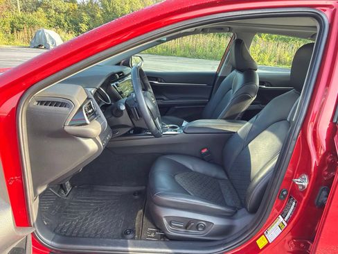 Used 2020 Toyota Camry XSE FWD image 13