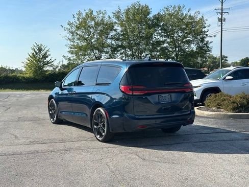 Used 2025 Chrysler Pacifica Limited FWD image 5