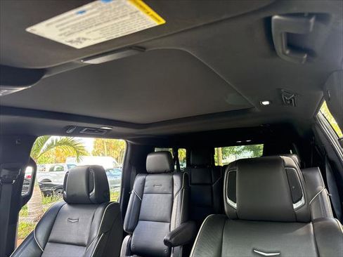 Used 2021 Cadillac Escalade ESV Premium Luxury w/ LPO, Illumination Package AWD/4WD image 15