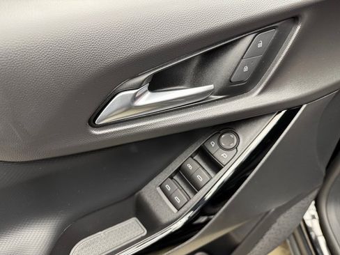 Used 2025 Chevrolet Equinox LT w/ Safety and Technology Package image 11