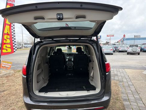 Used 2019 Chrysler Pacifica Touring-L w/ Tire & Wheel Group image 9