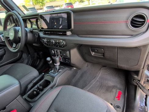 Used 2024 Jeep Wrangler Unlimited Rubicon w/ Technology Group AWD/4WD image 25