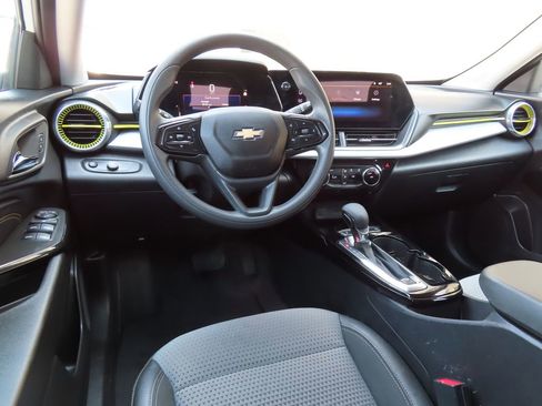 Certified 2025 Chevrolet Trax LT FWD image 4