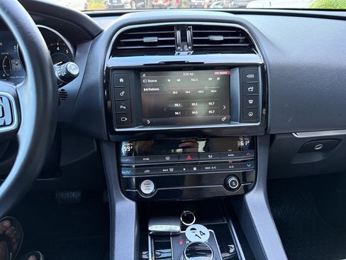 Used 2018 Jaguar F-PACE Premium image 19