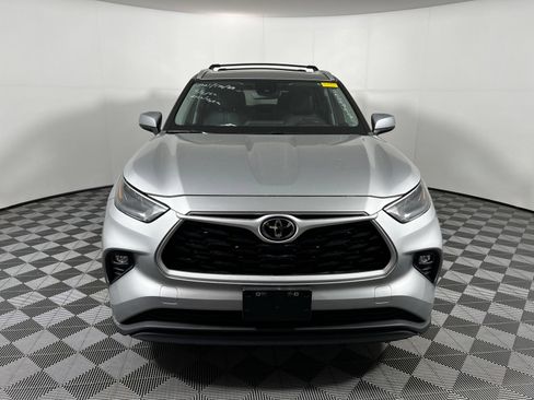 Used 2023 Toyota Highlander XLE AWD/4WD image 2