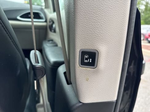 Used 2017 Chrysler Pacifica Limited FWD image 24