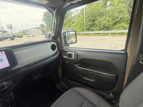 Certified 2025 Jeep Gladiator Sport AWD/4WD image 13