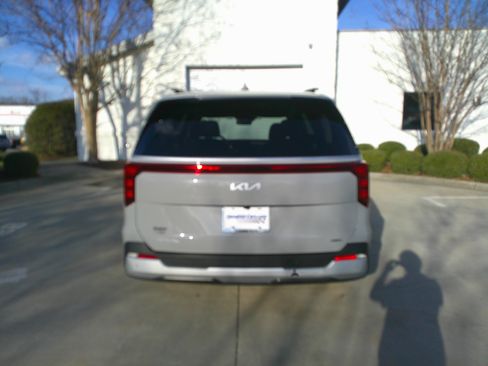 Used 2025 Kia Carnival EX image 11