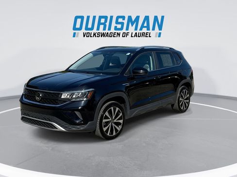 Used 2023 Volkswagen Taos SE w/ Panoramic Sunroof Package FWD image 4