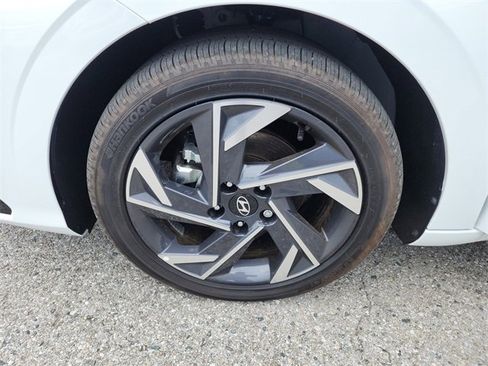 New 2025 Hyundai Elantra Limited image 32